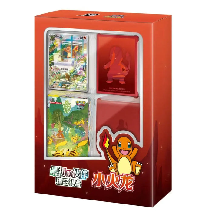 The Pokémon Company’s Pokemon Collect 151 First Partner Gift Box Charmander (Kinesisk) is a red, Chinese-language box featuring an image of Charmander waving and holding its flaming tail. The set includes cards and a red collectible inside.