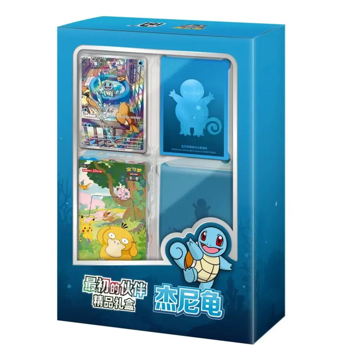 Introducing the Pokemon Collect 151 First Partner Gift Box Squirtle (Kinesisk) by The Pokémon Company—a stunning blue Squirtle-themed samlerboks. Inspired by the beloved first partner Pokémon, this unique gift box comes packed with trading cards, card sleeves, and beautifully illustrated card packs. Adorned with vibrant Squirtle artwork on the front, along with Chinese text and iconic Pokémon characters, this Pokemon TCG collector’s box is an essential addition for fans of kinesiske samlerobjekter.