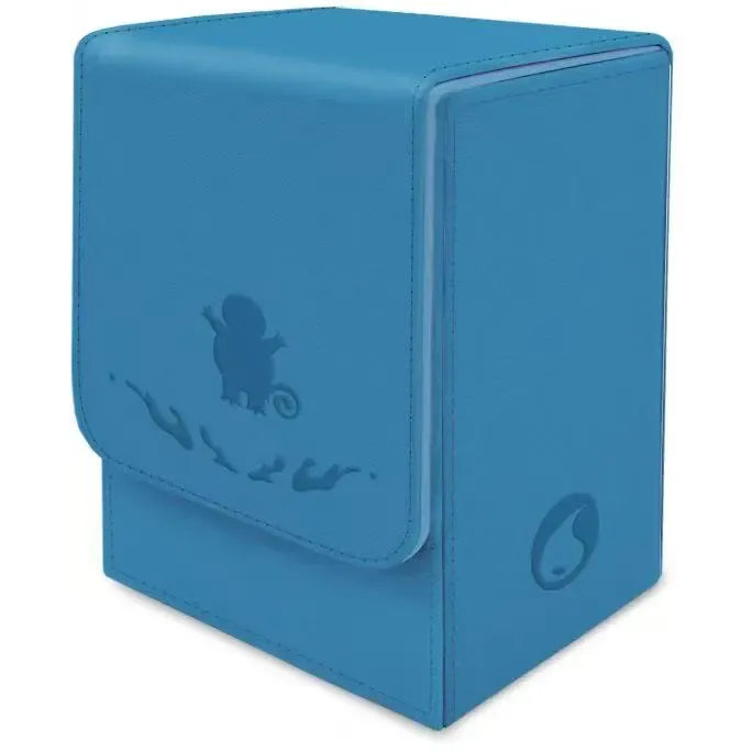 A blue deck box featuring a subtle silhouette of a small lizard-like creature with flames on the front flap and a droplet-shaped symbol on the side—perfect for storing your favorite Pokémon TCG samlerboks or as part of The Pokémon Company’s Pokemon Collect 151 First Partner Gift Box Squirtle (Kinesisk) collection.