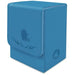 A blue deck box featuring a subtle silhouette of a small lizard-like creature with flames on the front flap and a droplet-shaped symbol on the side—perfect for storing your favorite Pokémon TCG samlerboks or as part of The Pokémon Company’s Pokemon Collect 151 First Partner Gift Box Squirtle (Kinesisk) collection.