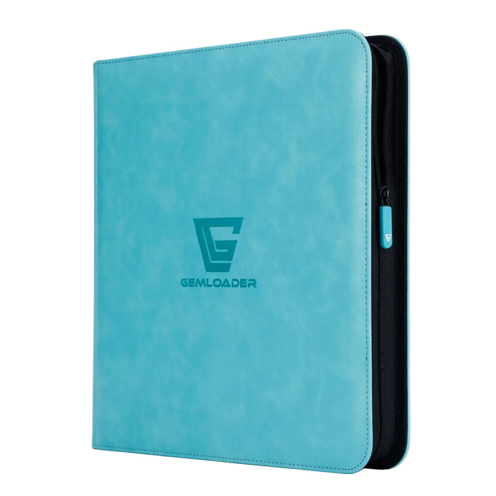 A light blue Gemloader: Premium Samlekortmappe [480 pockets 3X4] with zip and bold GEMLOADER logo, standing upright on a white background; ideal as en samlekort mappe or 12-lommers kortmappe.
