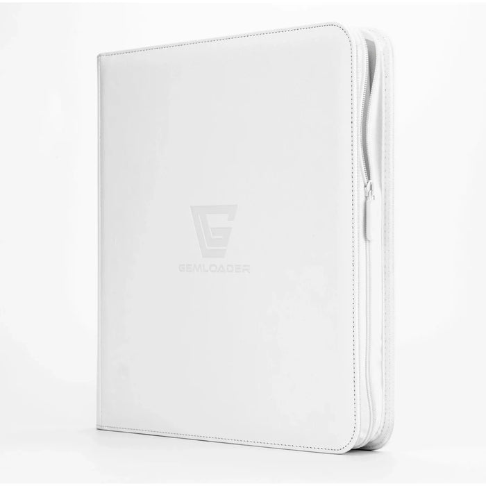 The Gemloader: Premium Samlekortmappe [480 pockets 3X4] stands upright, closed and zipped, with a subtle logo and stylized G on the white cover—a perfect kortmappe for organizing your samlekort.