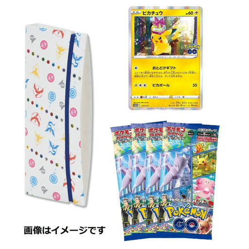A Pokémon TCG: Pokémon GO Card File Set - Japansk (Sword & Shield) from The Pokémon Company, featuring a Pikachu promo-kort trading card and three unopened booster packs, is displayed on a white background. The text “Japanske Pokémon kort” appears at the bottom left.