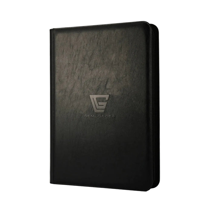 The Gemloader: Premium Samlekortmappe [1024 pockets 4X4] is a black, textured zippered case with a debossed Gemloader logo and GL emblem—perfect for TCG/CCG opbevaring, shown upright against a white background.