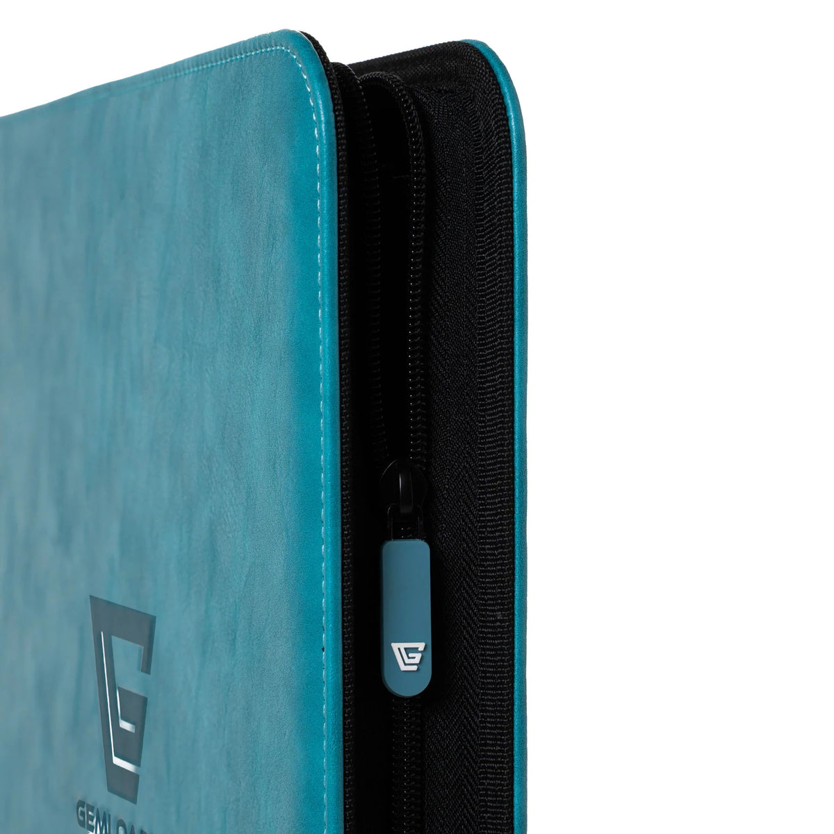 Close-up of the Gemloader: Premium Semi-Rigid Samlemappe [168 pockets 2X3] in teal with a black zipper, blue pull tab, and stylized G logo. Sleek, modern design and textured finish make it perfect for storing grading kort or Semi-Rigid sleeves.
