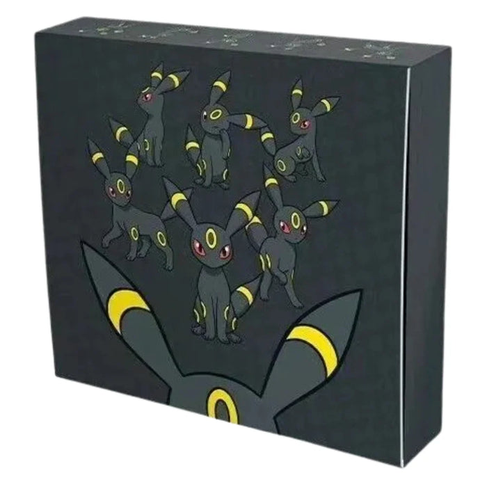 A black gift box from The Pokémon Company showcases artwork of Umbreon, the dark-type Pokémon, with multiple Umbreon illustrations and yellow ring motifs on a dark background. This Simplified Chinese Pokémon Umbreon Eevee GX Gift Box is ideal for collectors and fans of Pokémon TCG kinesiske kort.