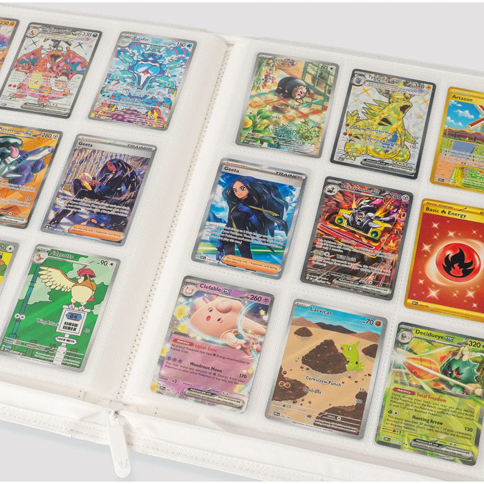 The Gemloader: Premium Samlekortmappe [360 pockets 3X3] neatly organizes Pokémon trading cards in plastic sleeves, displaying colorful characters, trainers, and energy cards for optimal samlekort opbevaring.
