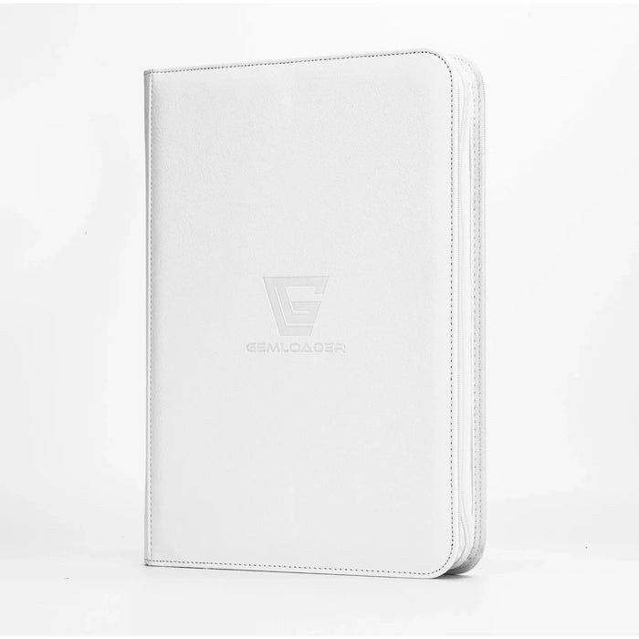 The Gemloader: Premium Samlekortmappe [360 pockets 3X3] by Gemloader is a closed, white zippered binder with the stylized G logo on the front, ideal for opbevaring samlekort, shown standing upright against a plain white background.