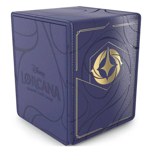 Certainly! Here’s a revised version that incorporates your product data: The Disney Lorcana Premium Deck Box by Ravensburger is a dark blue, premium Lorcana TCG tilbehør featuring elegant gold geometric patterns and an embossed Lorcana logo on the front—perfectly crafted for collectors and players alike.