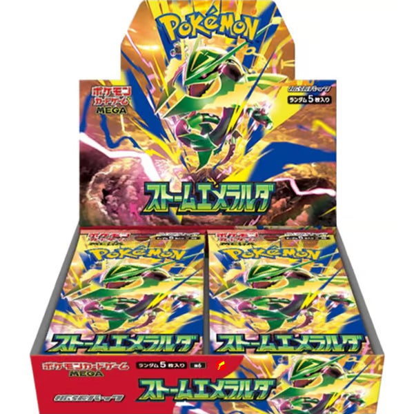 Pokémon TCG: Storm Emeralda Booster Box (Japansk) fra The Pokémon Company med iøjnefaldende gul og grøn Rayquaza-inspireret grafik samt japansk tekst. Boksen indeholder flere boosterpakker, der er pænt arrangeret indeni.