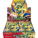 Pokémon TCG: Storm Emeralda Booster Box (Japansk) fra The Pokémon Company med iøjnefaldende gul og grøn Rayquaza-inspireret grafik samt japansk tekst. Boksen indeholder flere boosterpakker, der er pænt arrangeret indeni.