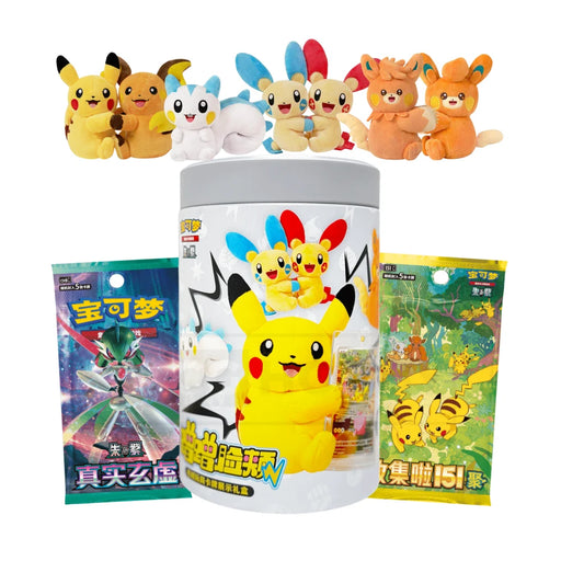 Introducing the Pokémon Plush Toy Tin Blindbox (Kinesisk) from The Pokémon Company—a fun surprise box featuring adorable Pokémon plush toys like Pikachu and friends, a collectible Pikachu tin, and two packs of specially designed Pokémon trading cards. Perfect for Pokémon fans and plush collectors alike!.